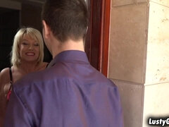 Milf Amy enjoying a huge young meat - Nikki