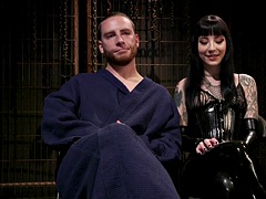 Lieveling, Bondage discipline sadomasochisme, Naakte man aangeklede vrouw, Dominante vrouw, Handschoenen, Leer, Voorbinddildo, Tatoeage