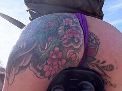 Perseestä suuhun, Iso perse, Paljastelu, Alasti, Julkinen