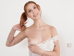 Blondinka, Dekle drka tiča, Samozadovoljevanje, Prvoosebno snemanje seksa, Solo, Najstnice, Joške, Igrače