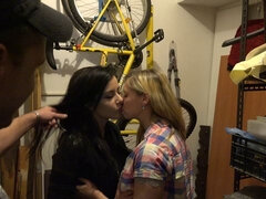 Leie, Blondine, Hundestellung, Gruppe, Handjob, Milf, Natürlichen titten, Flotter dreier