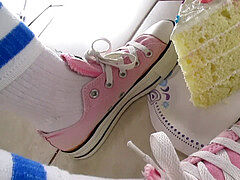 Cake squeeze chat, socks, barefeet