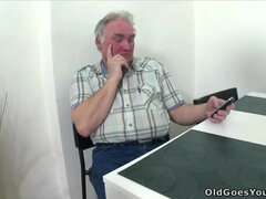 18 éves, Popó, Tekintélyes didik, Gesztenyebarna, Fétis, Filigrán alkatú, Orosz, Tini