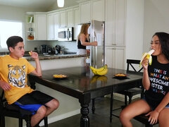 Store bryster, Pik sutte, Brunette, Hundestilling, Hd, Mor, Søster, Teenager