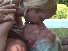 Sperma shot, Långt ner i halsen, Handjobb, Kysser, Slick, Mager, Student, Tuttar