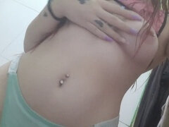 Blanca, rosadita, tetas grandes