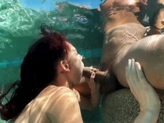 Pik sutte, Onani, Naturlige bryster, Udendørs, Røvhåret, Teenager, Under vand, Våd