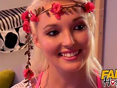 18 éves, Szőke, Cumizás, Hd, Filigrán alkatú, Nuni, Visítozás, Leborotvált