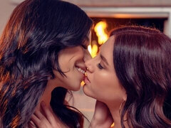 Cul, Brunette brune, Doigter, Embrassement, Lesbienne, Léchez, Jarretelles, Adolescente