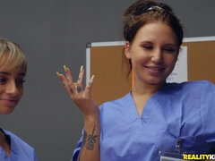 Mačiatko, Veľké kozy, Blondína, Prsnatá, Prirodzené prsia, Sestrička, Realita, Kozičky