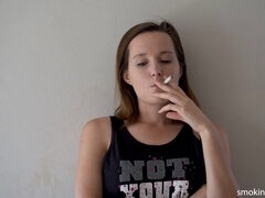 Μελαχροινή, Κάπνισμα, Έφηβος