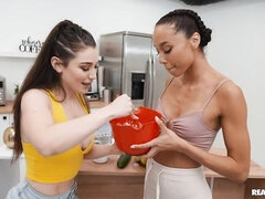 Anál, Veľký zadok, Medzirasové, Bozkávanie, Lesbické, Masturbácia, Pička, Stripping