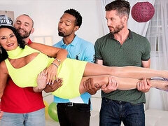 Store bryster, Brunette, Gangbang, Imellem racer, Ældre kvinde, Piercing, Strømper, Bryster