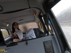 Store pupper, Brunette, Barmfager, Dype svelg, Milf, Offentlig, Fitte, Realitet