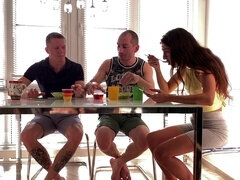 Grosser schwanz, Freund, Betrug, Sperma im mund, Spermaladung, Russisch, Ablutschen