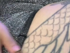 Leie, Grosser arsch, Schmuddelige sprache, Latina, Masturbation, Milf, Solo, Tätowierung