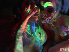 Blondine, Braunhaarige, Spermaladung, Dildo, Pov, Tätowierung, Flotter dreier, Spielzeuge
