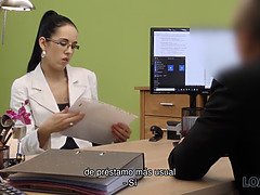 Loan4k. chica caliente de la banda de música femenina es follada por un agente de préstamos