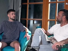 Kauniit, Ruskeahiuksinen, Pettää, Tyttöystävä, Rankka, Letit, Ajeltu, Outo