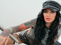 Anal, Gros cul, Sucer une bite, Brunette brune, En levrette, Hard, Mère que j'aimerais baiser, Homme homme femme