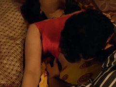 Bhabhi ko pakda padosi londe ke sath