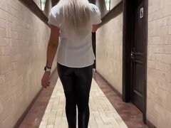 Grote mammen, Blond, Pijpbeurt, Sperma in mond, Hakken, Gezichtspunt, Openbaar, Toilet