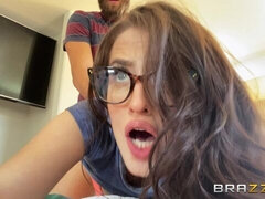 Duży tyłek, Brunetka, Złapany, Styl na pieska, Okulary, Obciąganie, Masturbacja, Nastolatki