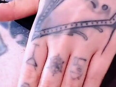 Kitzler, Dildo, Frau, Behaart, Selbstgemacht, Masturbation, Solo, Tätowierung