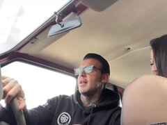 Culo grande, Tetas grandes, Coche, Vestidas, Italiano, Madres para coger, Al aire libre, Fumando