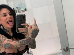 Tette grandi, Pompino, Brunetta, Sega, Lingerie, Strippaggio, Tatuaggi